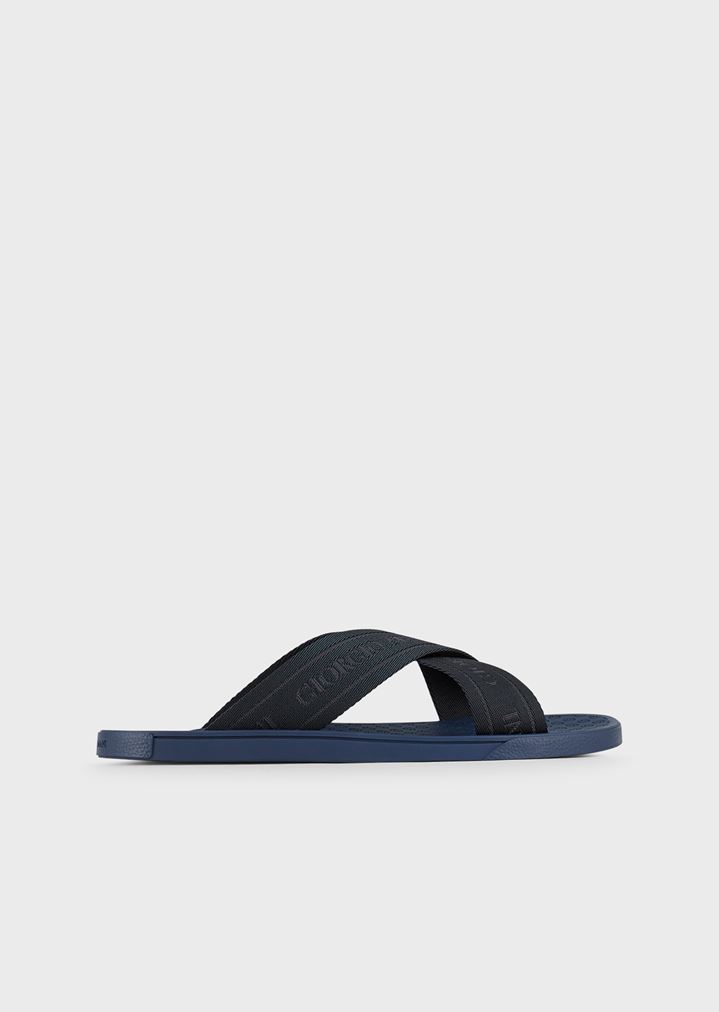 Sandalias con tiras de tela con logotipo y detalles de piel Sandalias con tiras de tela con logotipo y detalles de piel