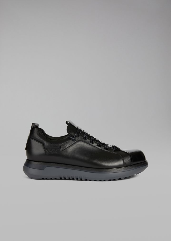 Sneakers de piel cepillada con lazos en contraste Sneakers de piel cepillada con lazos en contraste