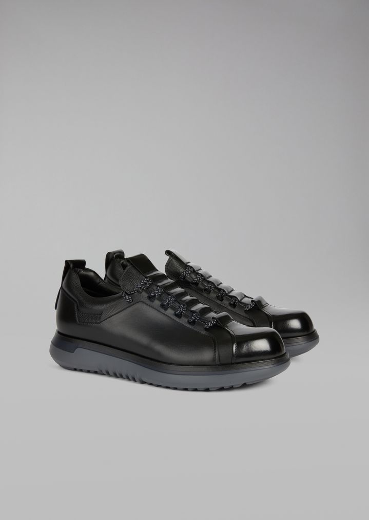 Sneakers de piel cepillada con lazos en contraste Sneakers de piel cepillada con lazos en contraste