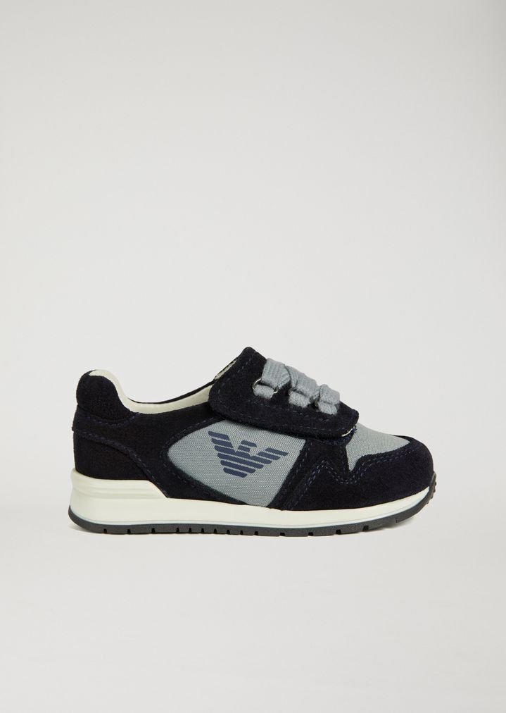 Sneakers de piel de ante con logotipo en un lateral Sneakers de piel de ante con logotipo en un lateral