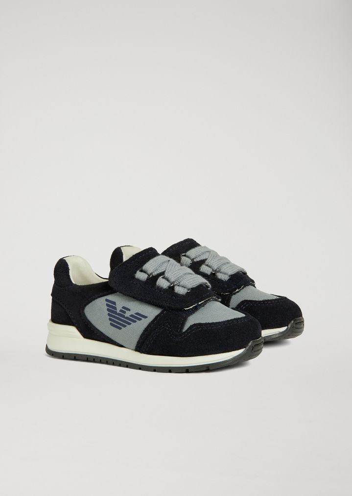 Sneakers de piel de ante con logotipo en un lateral Sneakers de piel de ante con logotipo en un lateral