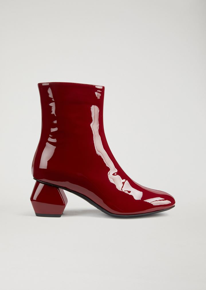 Botines de charol con tacón hexagonal Botines de charol con tacón hexagonal