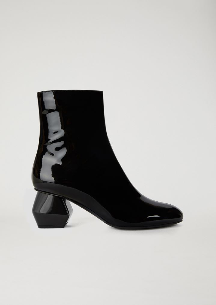 Botines de charol con tacón hexagonal Botines de charol con tacón hexagonal