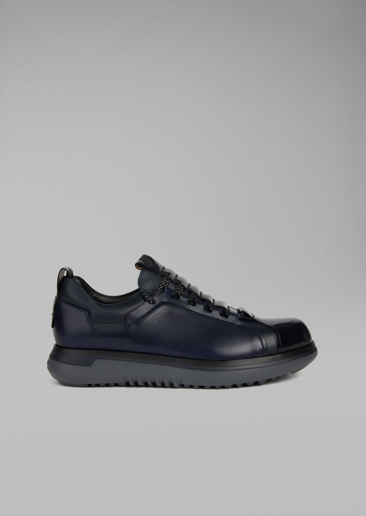 Sneakers de piel cepillada con cordones en contraste Sneakers de piel cepillada con cordones en contraste