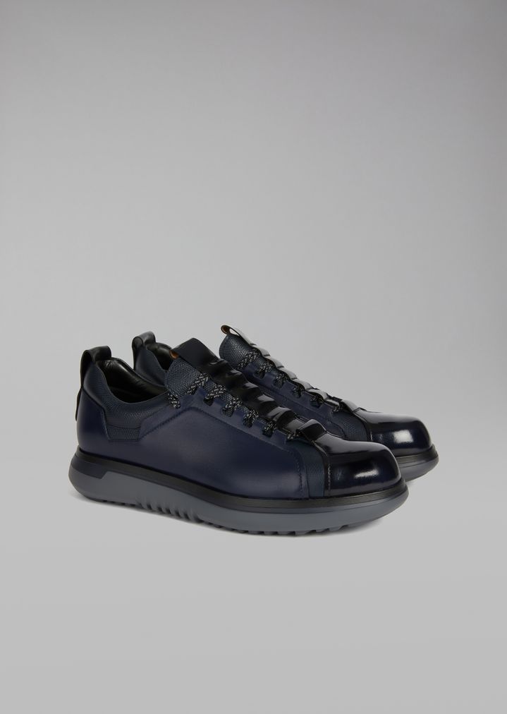 Sneakers de piel cepillada con cordones en contraste Sneakers de piel cepillada con cordones en contraste