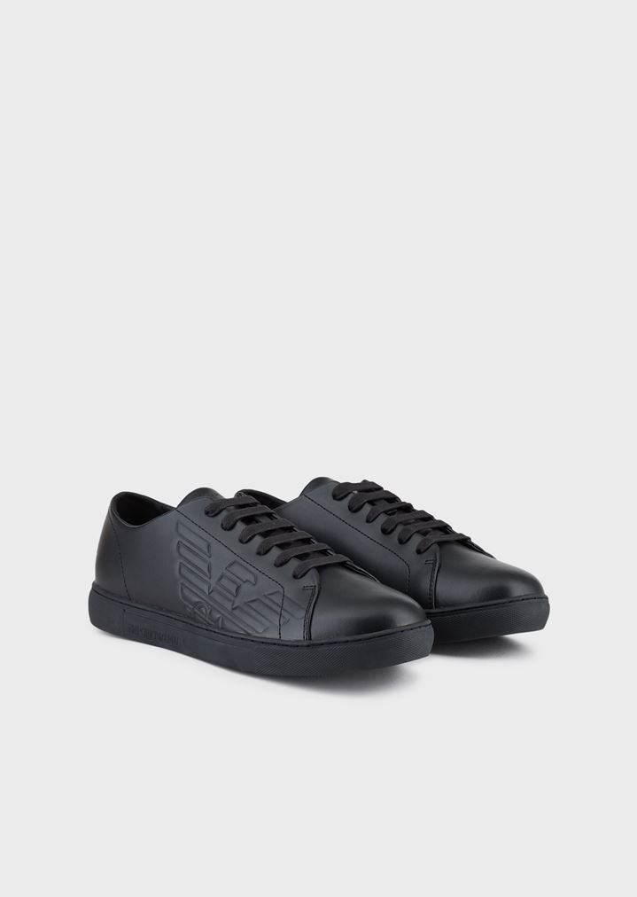 Sneakers aus Leder mit Relief-Logo Sneakers aus Leder mit Relief-Logo