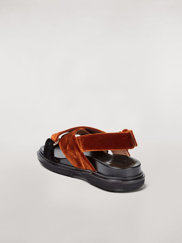 Fussbett Marni Sandalias Fusbett de terciopelo marrón y negro con diseño cruzado Mujer