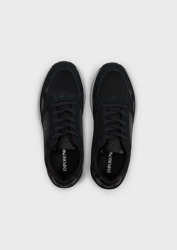 Sneakers aus Techno-Stoff und Veloursleder mit Monogramm seitlich Sneakers aus Techno-Stoff und Veloursleder mit Monogramm seitlich