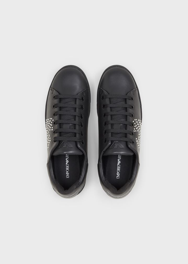 Deportivas de piel con tachuelas aplicadas Deportivas de piel con tachuelas aplicadas