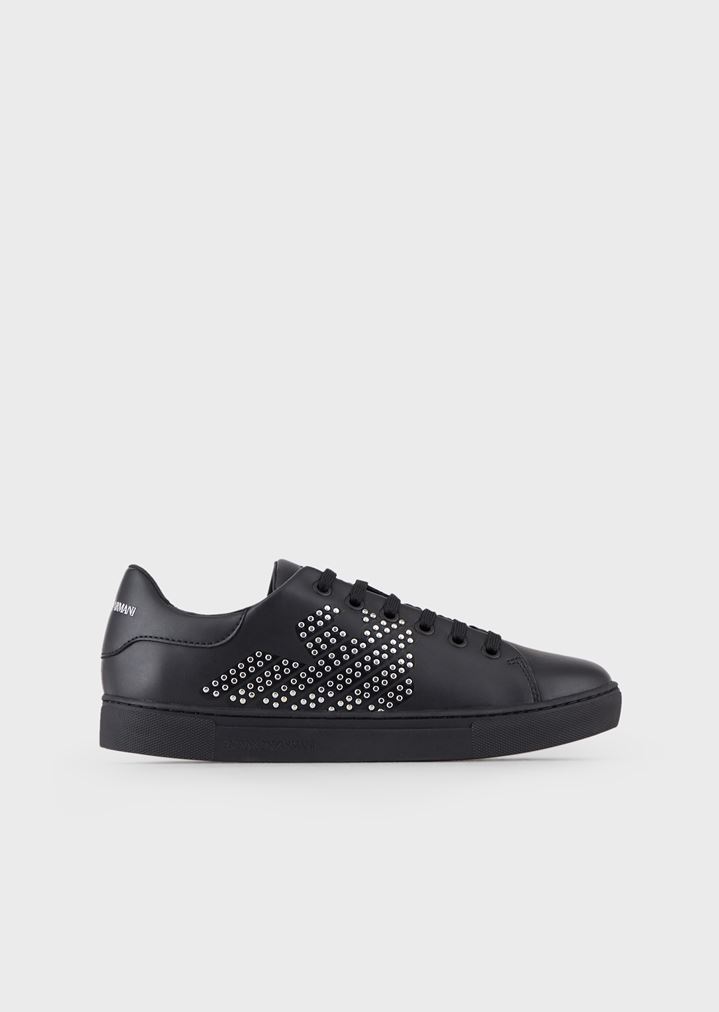 Deportivas de piel con tachuelas aplicadas Deportivas de piel con tachuelas aplicadas