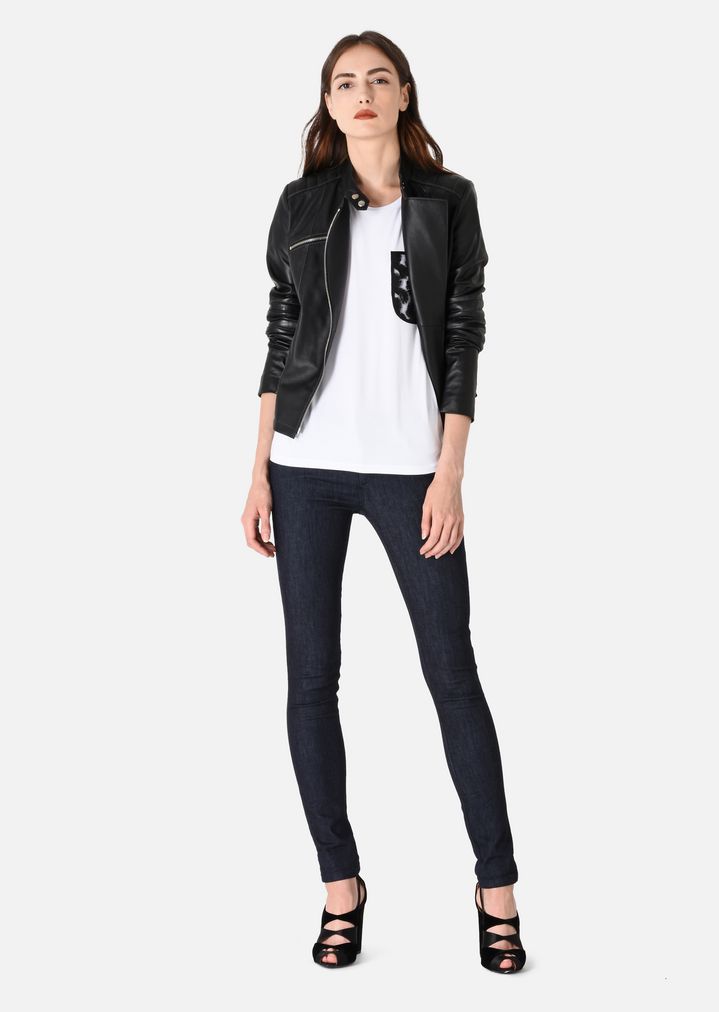 T-SHIRT AUS VISKOSESTRETCH MIT BRUSTTASCHE AUS SPITZE T-SHIRT AUS VISKOSESTRETCH MIT BRUSTTASCHE AUS SPITZE