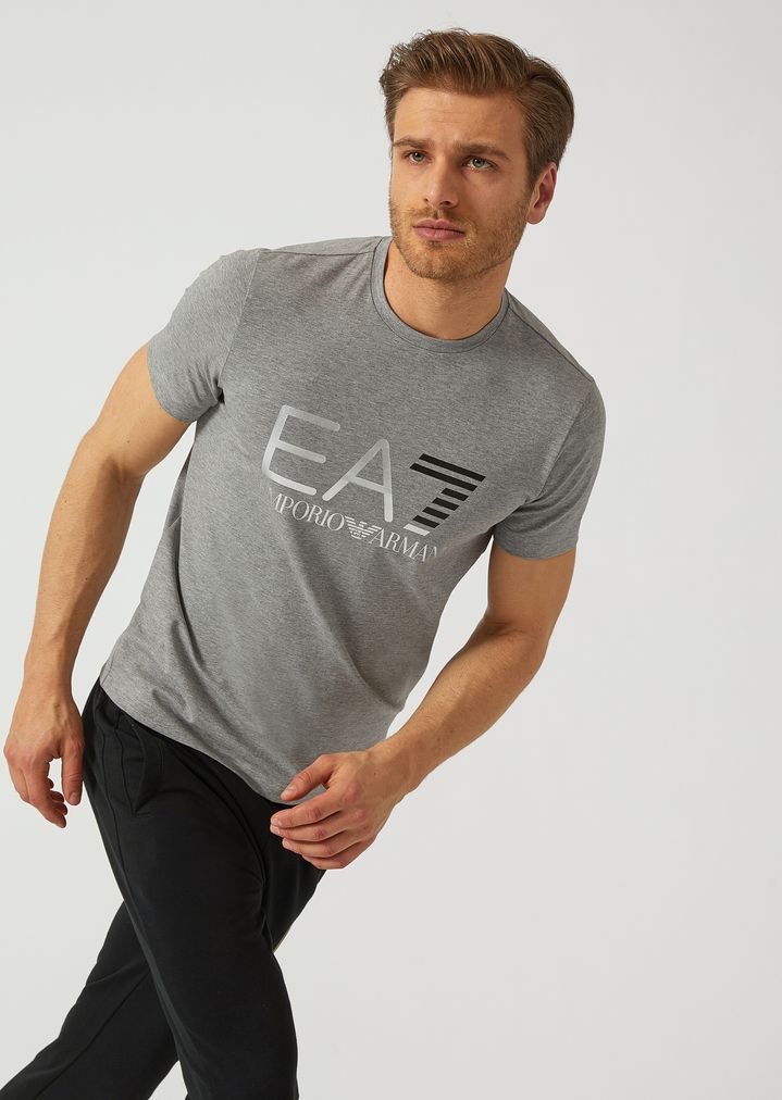 Camiseta de algodón elástico con el emblemático logotipo en la parte delantera Camiseta de algodón elástico con el emblemático logotipo en la parte delantera