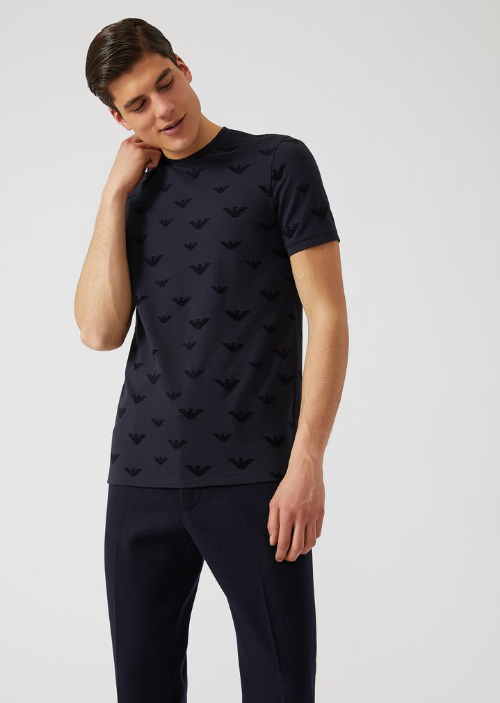 Camiseta de piqué de algodón elástico con logotipo Emporio Armani por toda la superficie Camiseta de piqué de algodón elástico con logotipo Emporio Armani por toda la superficie