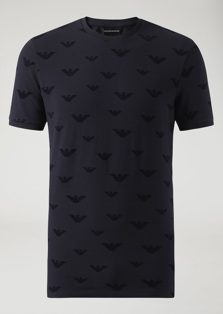 Camiseta de piqué de algodón elástico con logotipo Emporio Armani por toda la superficie Camiseta de piqué de algodón elástico con logotipo Emporio Armani por toda la superficie