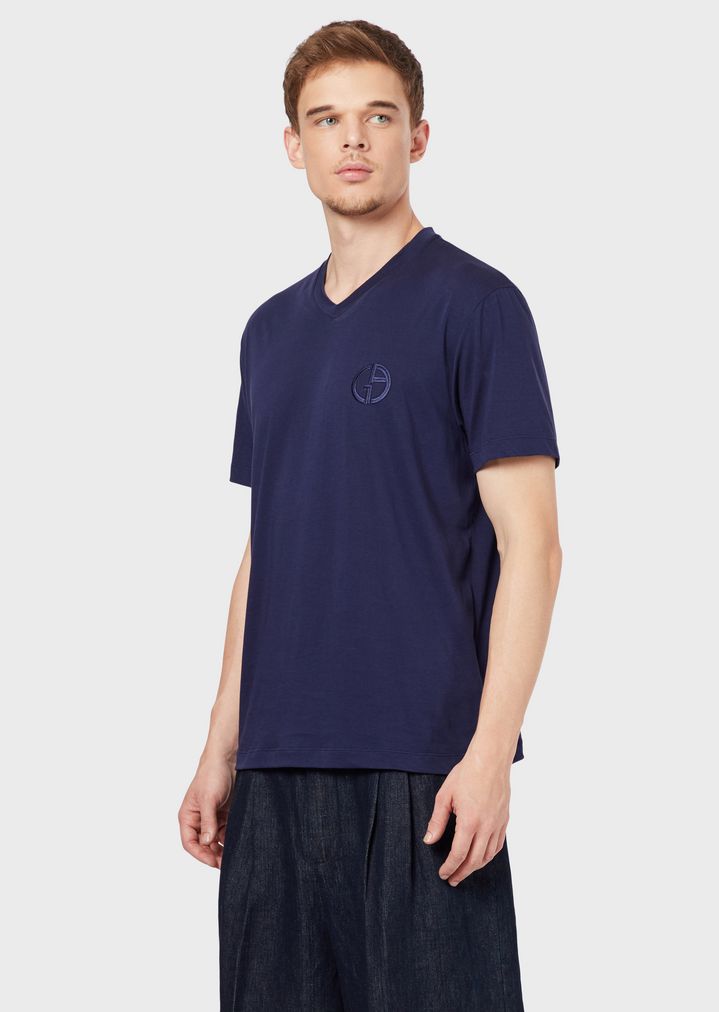 T-Shirt mit V-Ausschnitt und gesticktem Logo in derselben Farbe T-Shirt mit V-Ausschnitt und gesticktem Logo in derselben Farbe