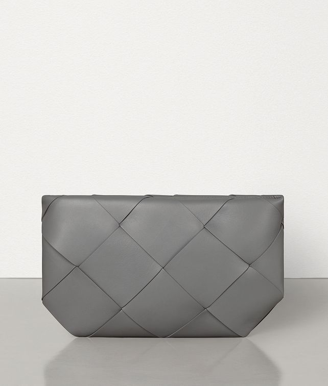 BOTTEGA VENETA POUCH IN MAXI INTRECCIO Pouch E fp