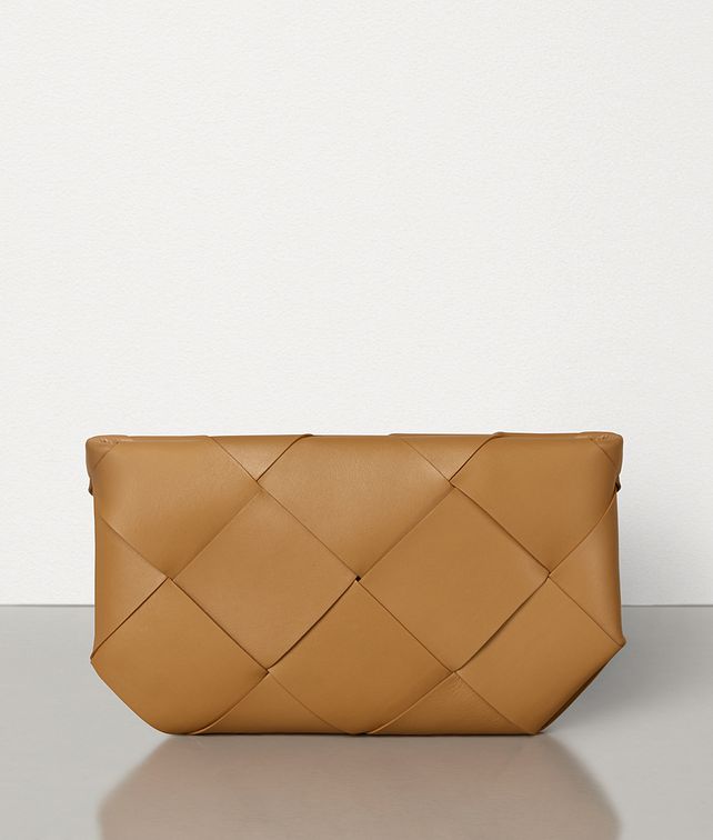 BOTTEGA VENETA POUCH IN MAXI INTRECCIO Pouch E fp