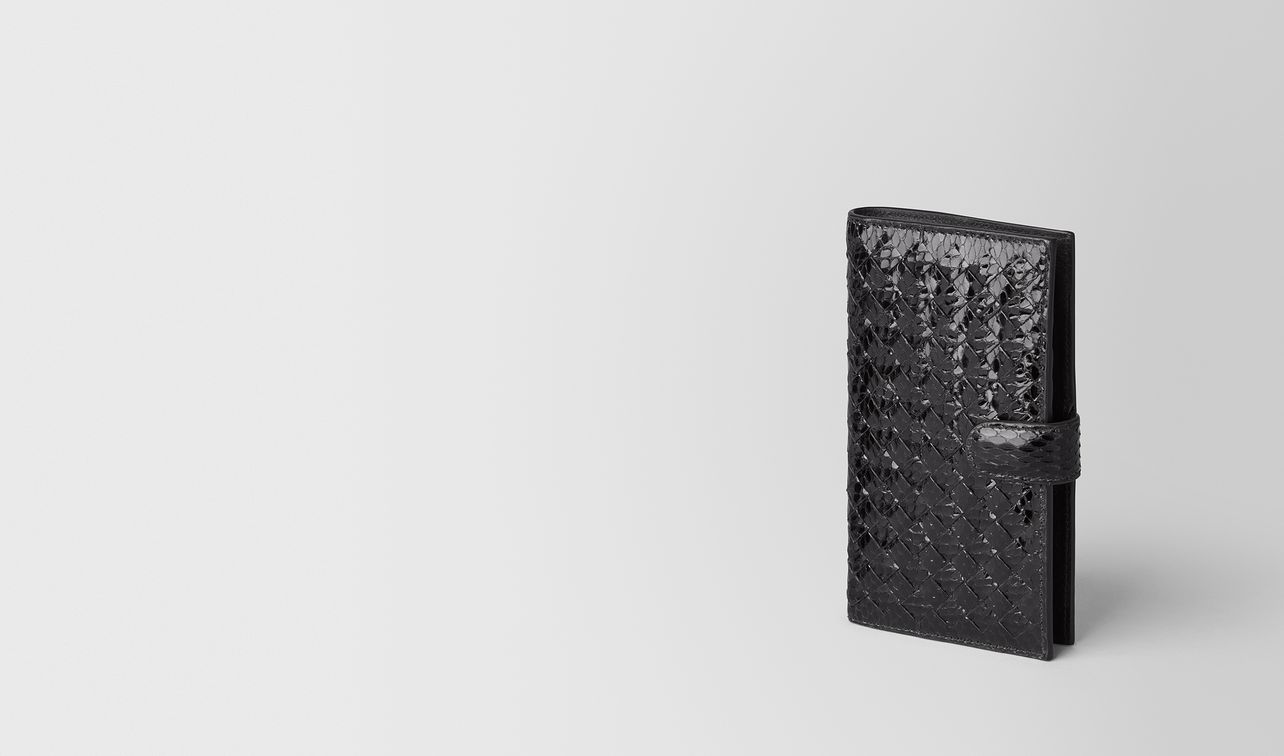 elektroniktasche aus ayersleder/intrecciato nappa in nero landing