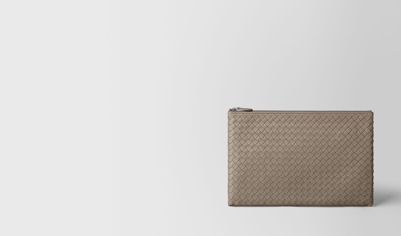 pochette biletto in intrecciato nappa limestone landing