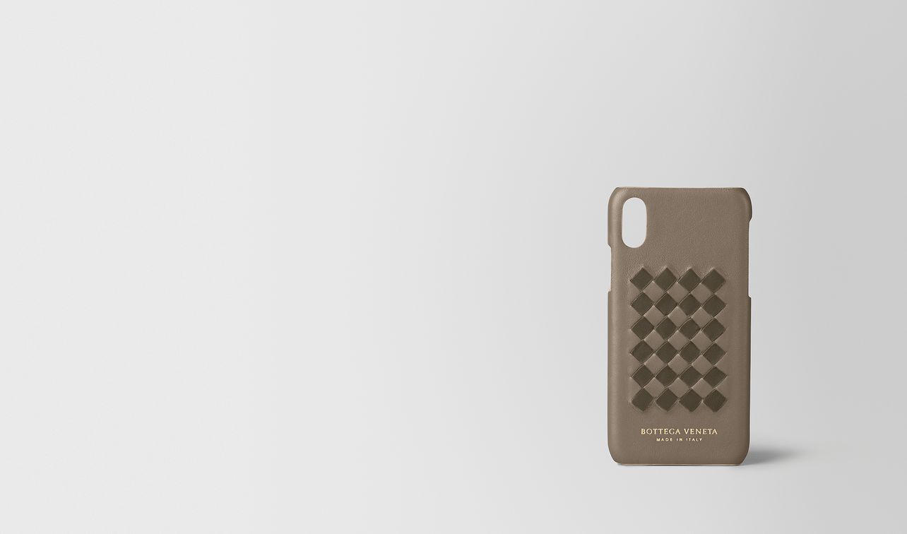 elektroniktasche aus intrecciato checker in limestone steel landing