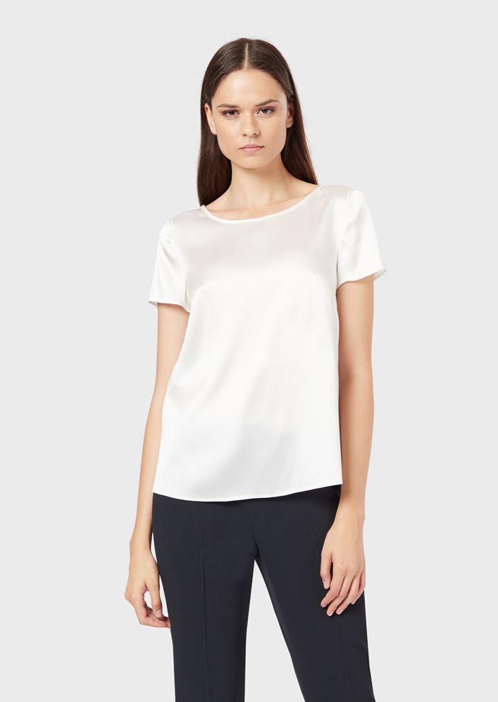 Blusa de raso de seda con cuello barco Blusa de raso de seda con cuello barco