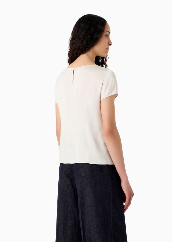 Blusa de raso de seda con cuello barco Blusa de raso de seda con cuello barco