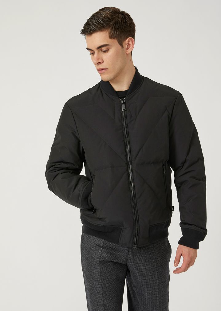 Cazadora acolchada con tejido pespunteado y perfiles de punto Cazadora acolchada con tejido pespunteado y perfiles de punto