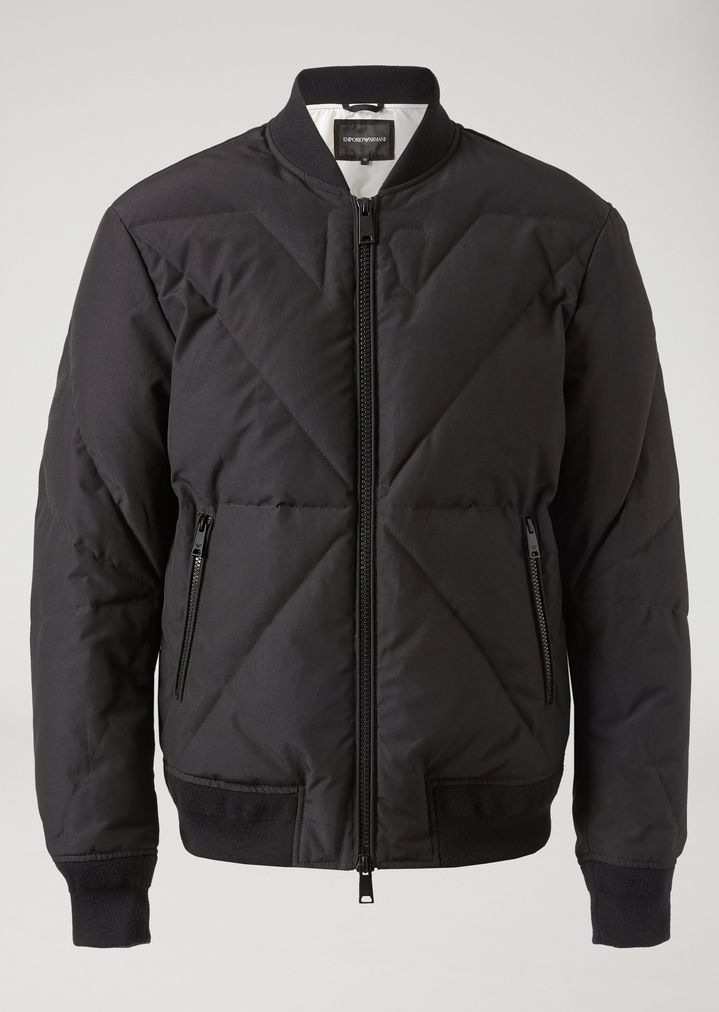 Cazadora acolchada con tejido pespunteado y perfiles de punto Cazadora acolchada con tejido pespunteado y perfiles de punto