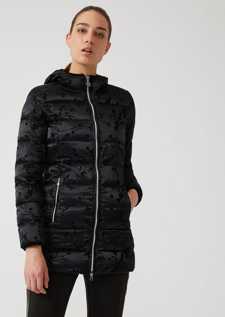 Chaqueta cortavientos con capucha de tela y estampado flocado Chaqueta cortavientos con capucha de tela y estampado flocado