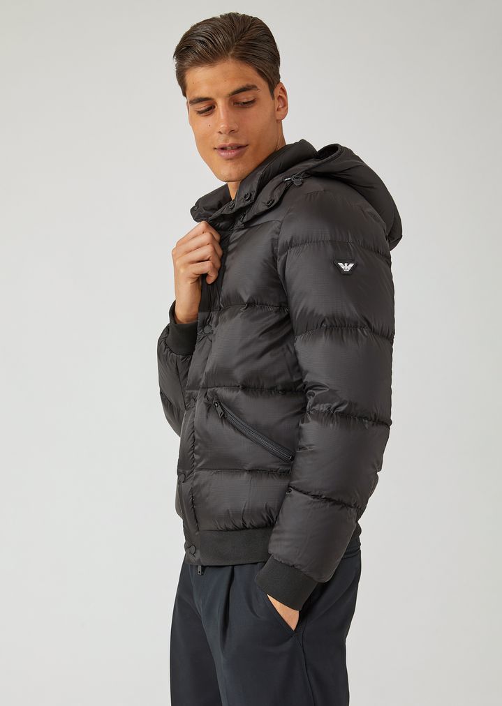 Cazadora acolchada con tejido pespunteado y perfiles de punto Cazadora acolchada con tejido pespunteado y perfiles de punto