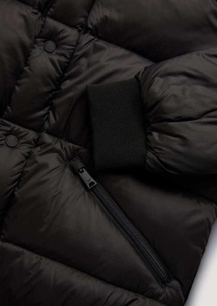 Cazadora acolchada con tejido pespunteado y perfiles de punto Cazadora acolchada con tejido pespunteado y perfiles de punto