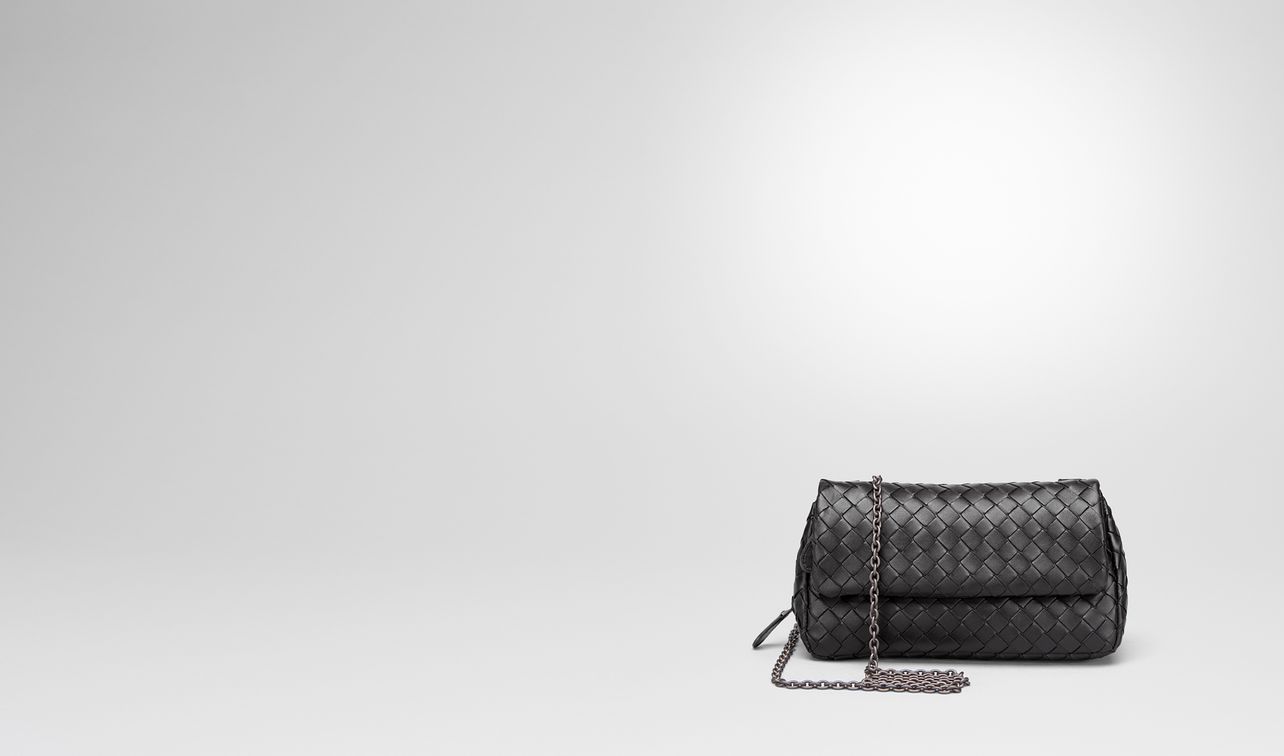 messenger-tasche aus intrecciato nappa in nero landing