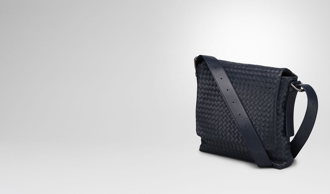 messenger bag in prusse intrecciato calf landing