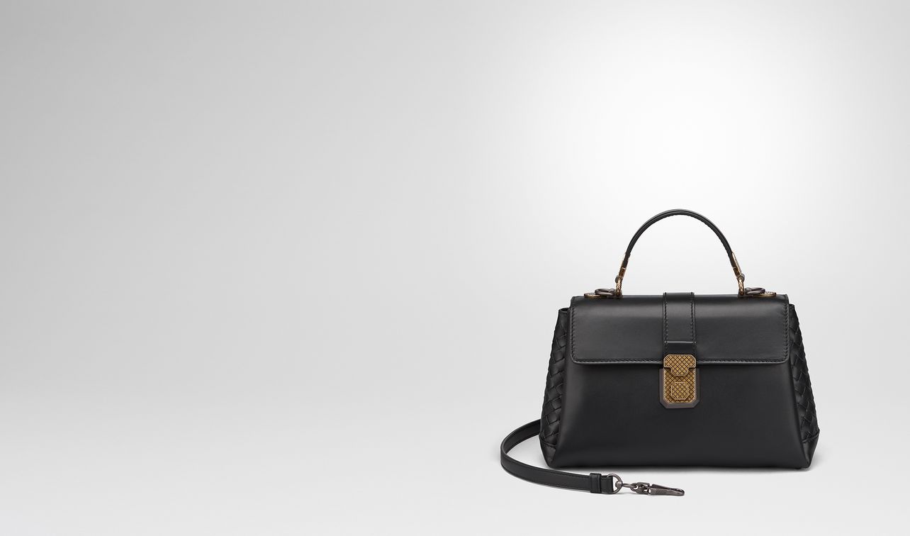 kleine piazza tasche aus kalbsleder in nero landing