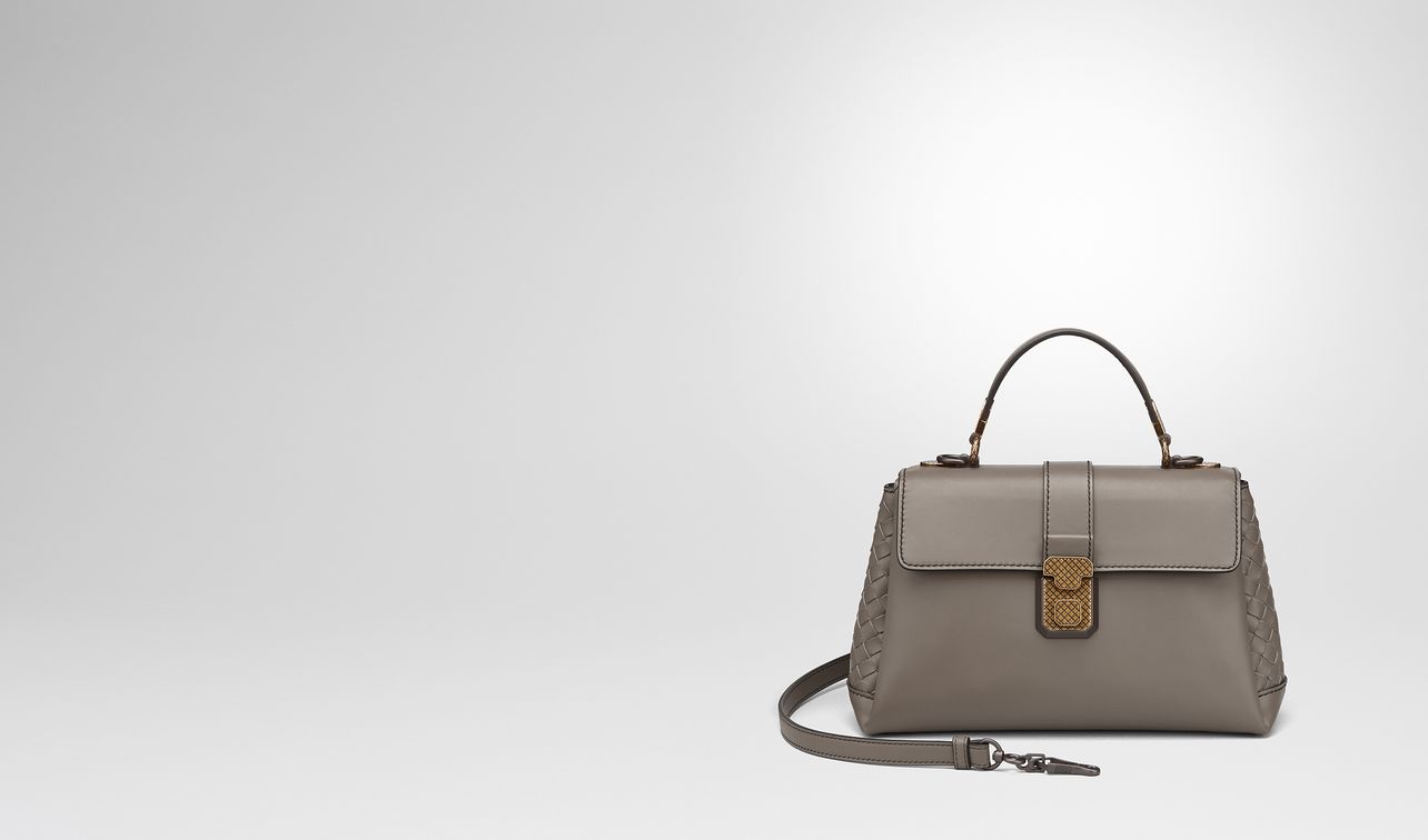 kleine piazza tasche aus kalbsleder in steel landing