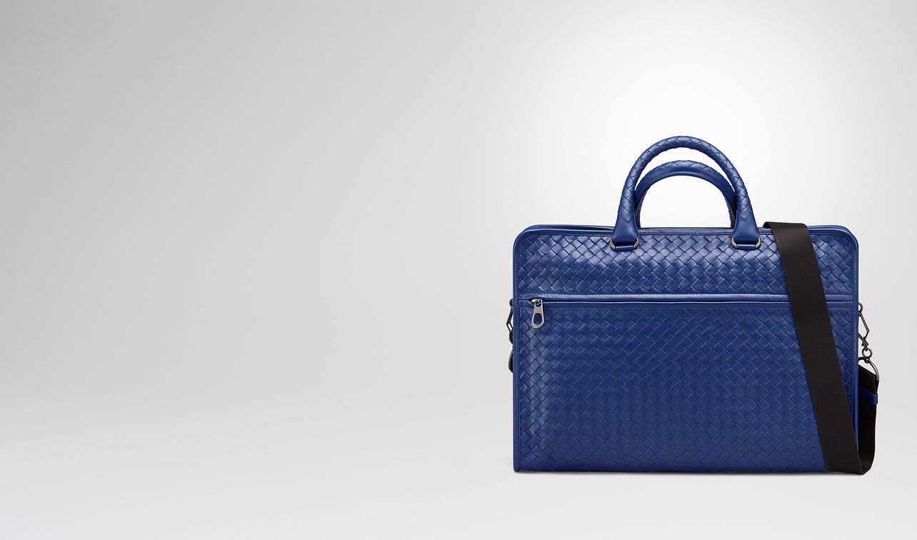 aktentasche aus intrecciato kalbsleder in cobalt blue landing