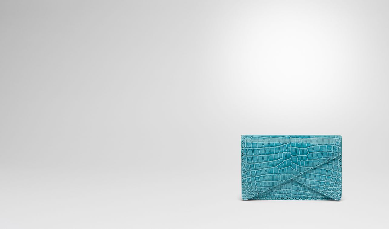 aqua crocodile bv clutch landing