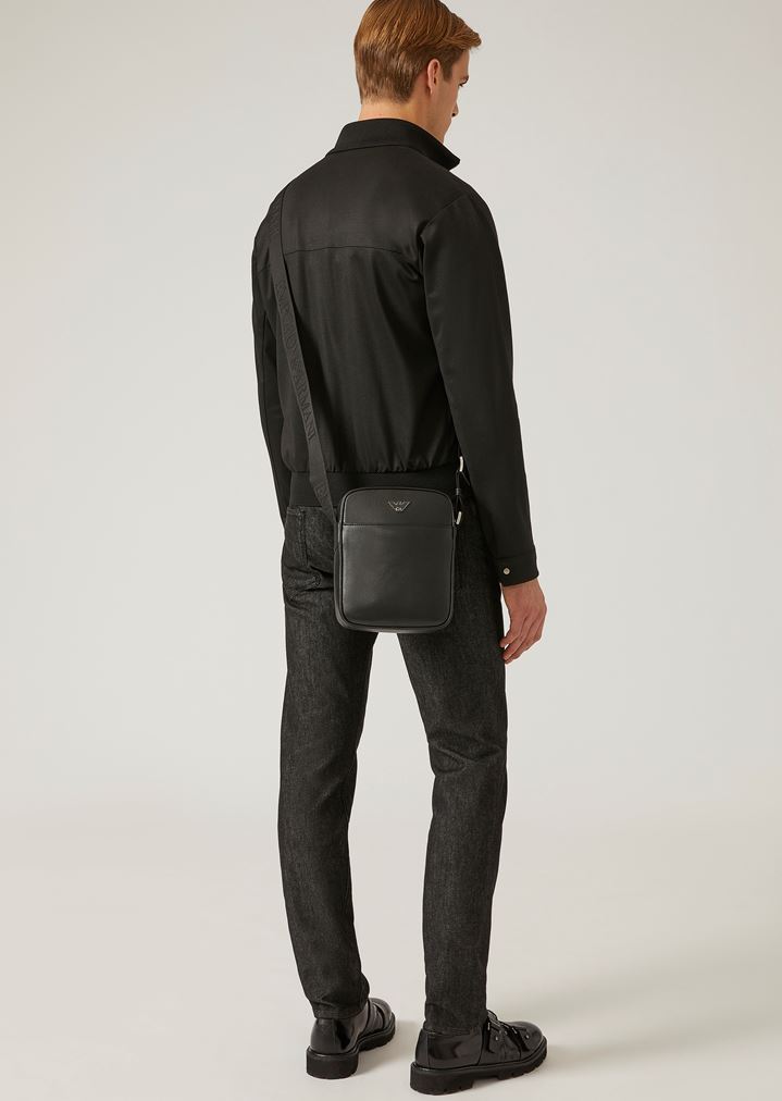 Bandolera cruzada de piel con estampado granulado Bandolera cruzada de piel con estampado granulado