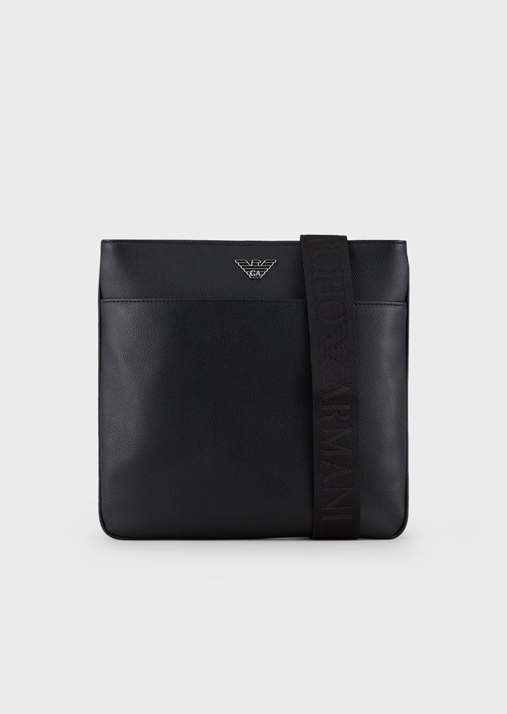 Bolso bandolera de piel con grabado graneado Bolso bandolera de piel con grabado graneado