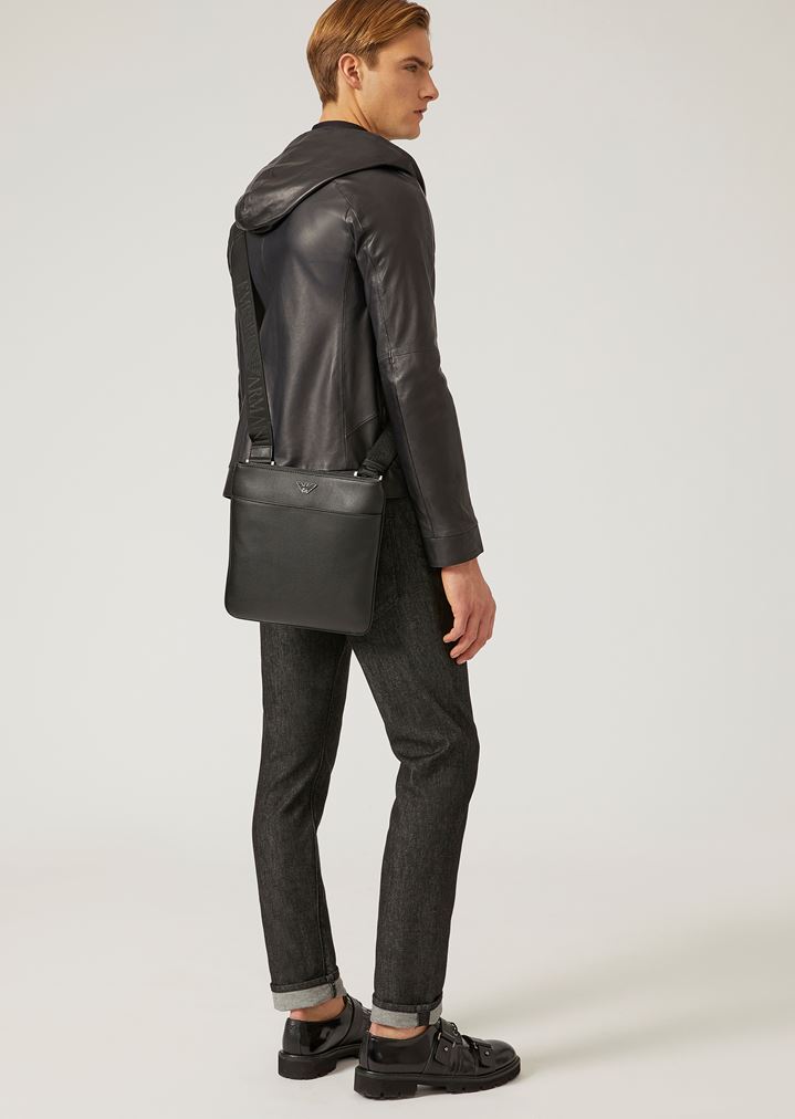 Bolso bandolera de piel con grabado graneado Bolso bandolera de piel con grabado graneado