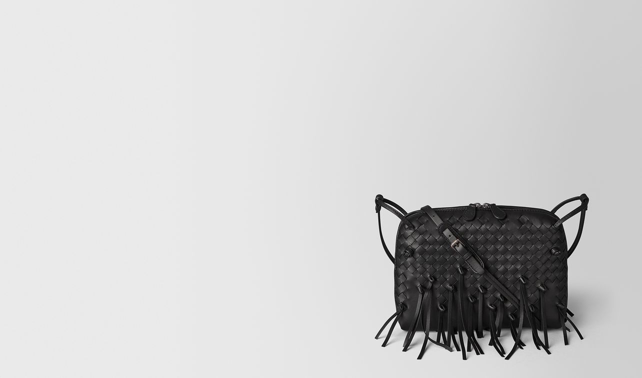 messenger-tasche aus intrecciato brio in nero landing