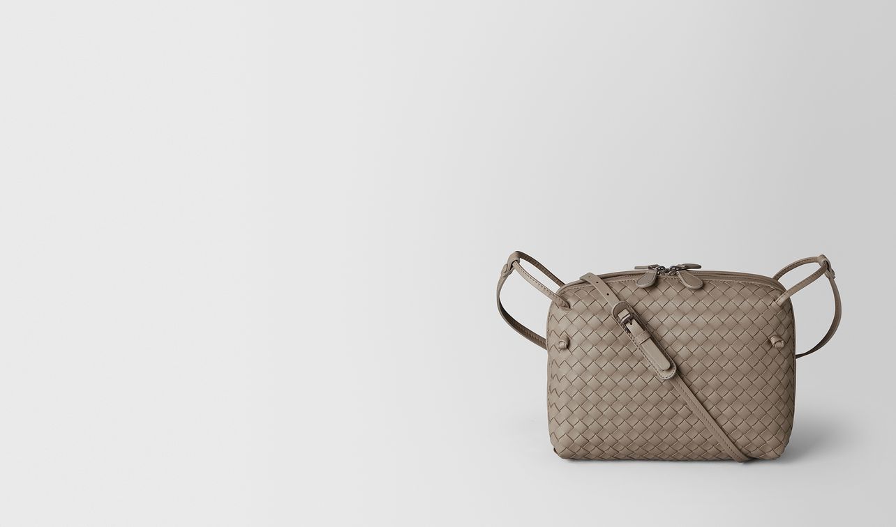 borsa messenger in intrecciato nappa limestone landing