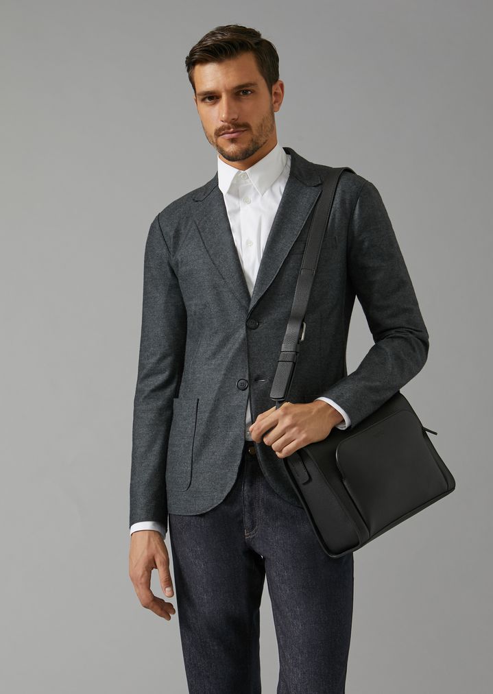 Bolso reporter de piel graneada con bandolera Bolso reporter de piel graneada con bandolera