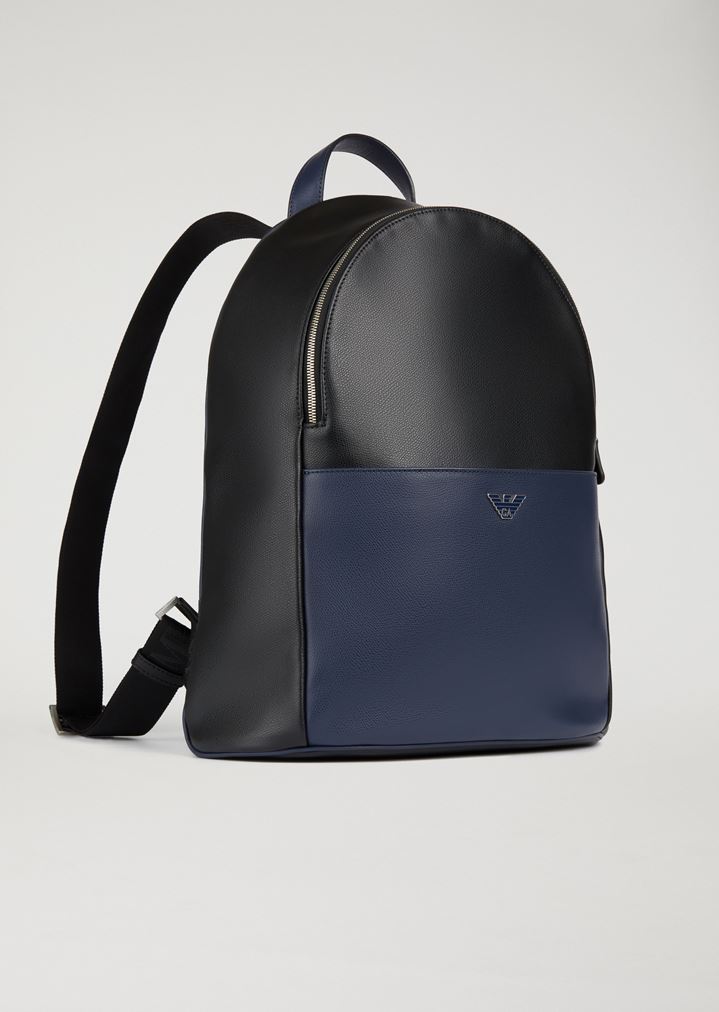 Mochila de piel granulada con bolsillo en la parte delantera Mochila de piel granulada con bolsillo en la parte delantera