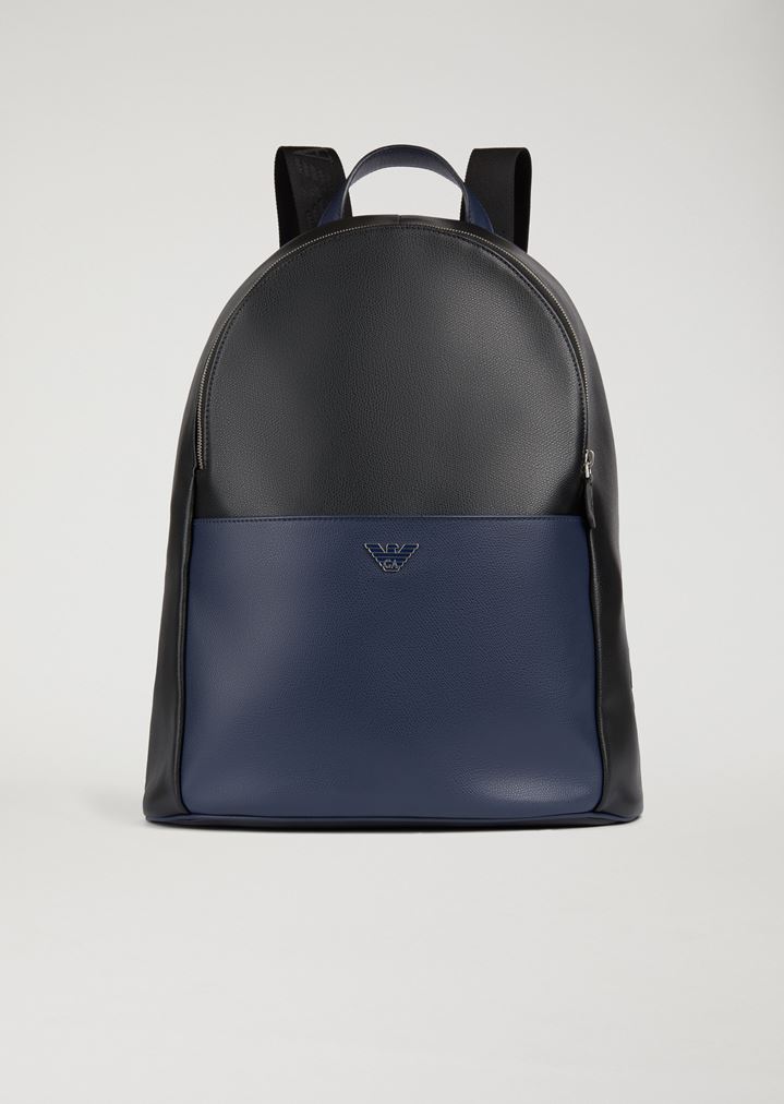 Mochila de piel granulada con bolsillo en la parte delantera Mochila de piel granulada con bolsillo en la parte delantera