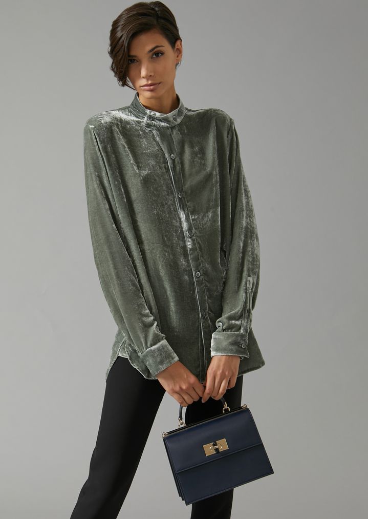 Bolso de mano de piel lisa con cierre giratorio y detalles de plexiglás Bolso de mano de piel lisa con cierre giratorio y detalles de plexiglás