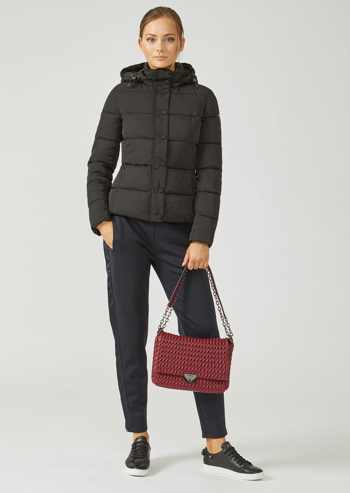 Bolso de hombro con confección pespuntada y cierre triangular Bolso de hombro con confección pespuntada y cierre triangular