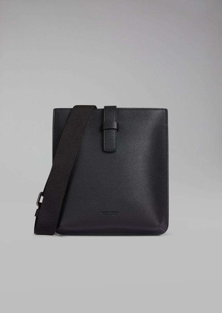 Bolso bandolera plano de piel granulada con bandolera de tejido Bolso bandolera plano de piel granulada con bandolera de tejido