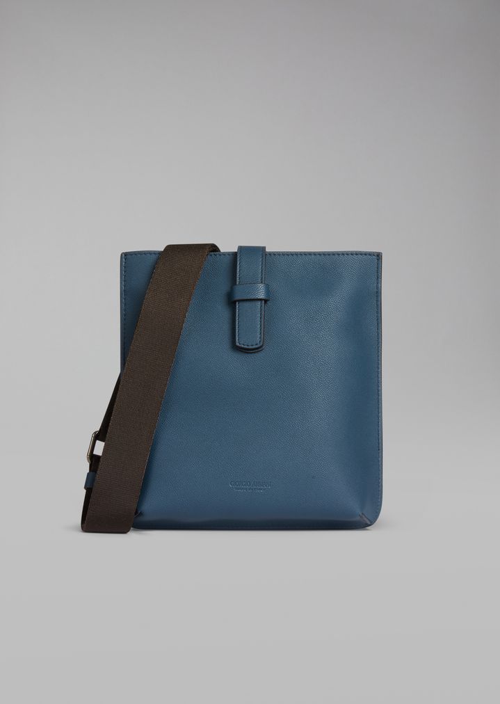 Bolso bandolera plano de piel granulada con bandolera de tejido Bolso bandolera plano de piel granulada con bandolera de tejido