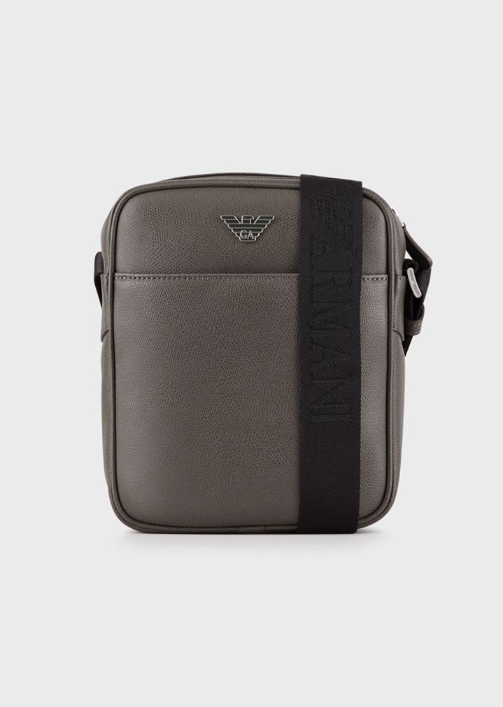 Bolso bandolera de piel graneada con logotipo metálico Bolso bandolera de piel graneada con logotipo metálico